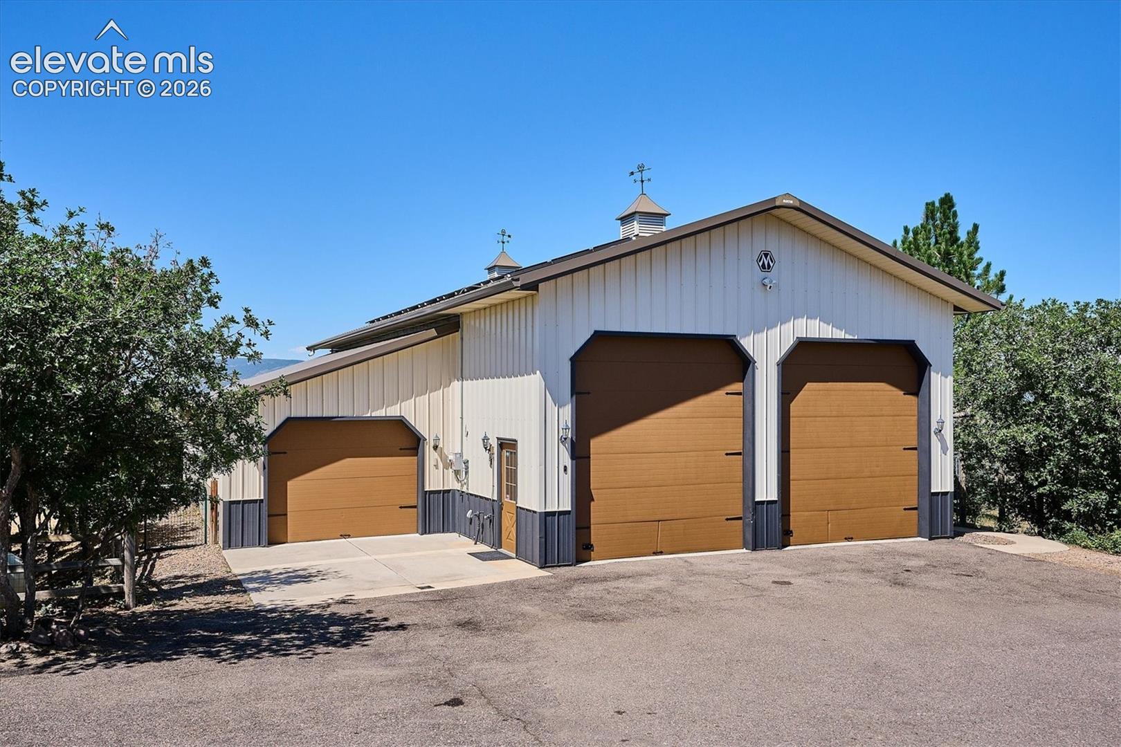 Listing photo 37 for 2464 W Wolfensberger Road