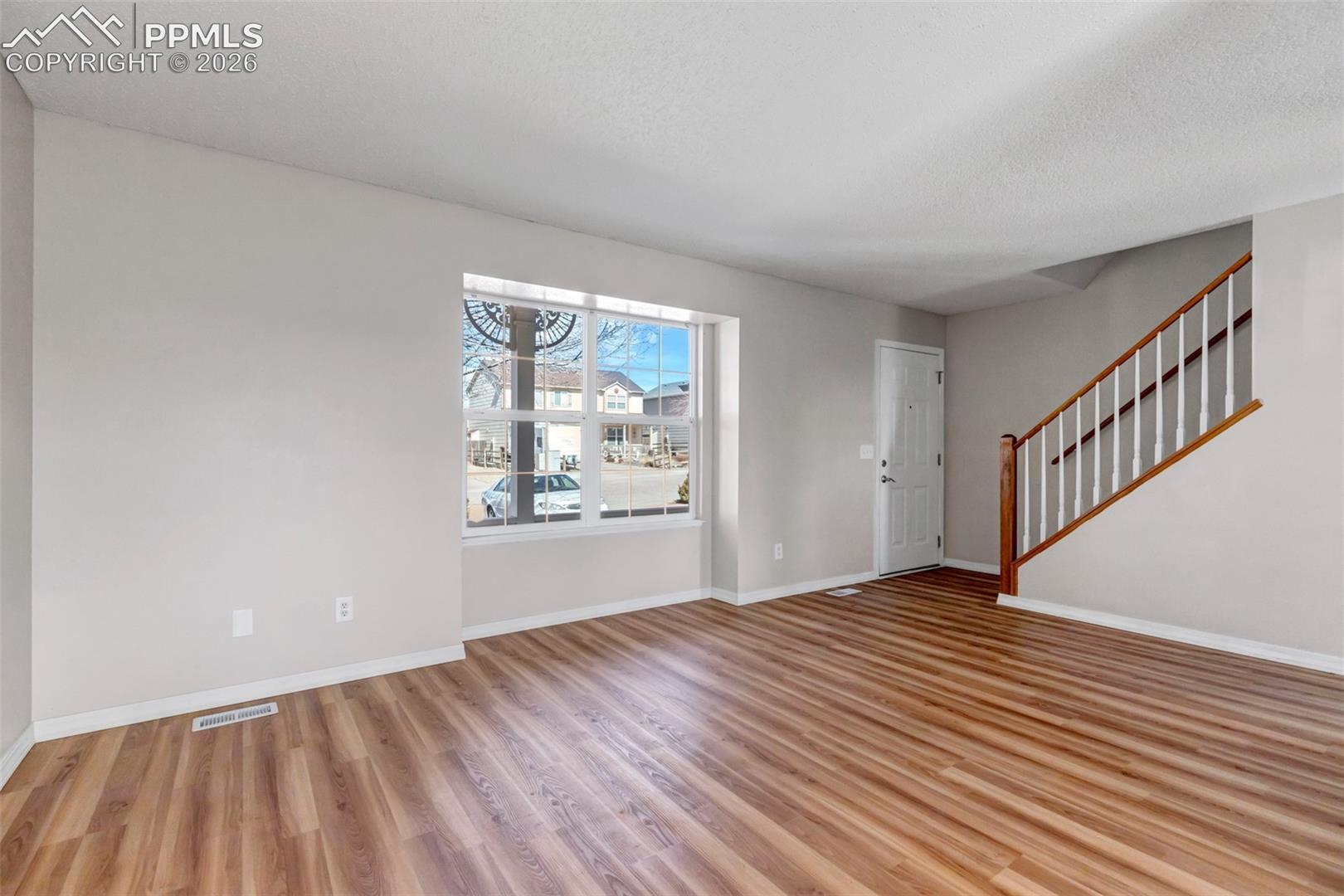 Listing photo 5 for 2375 Lisa Drive