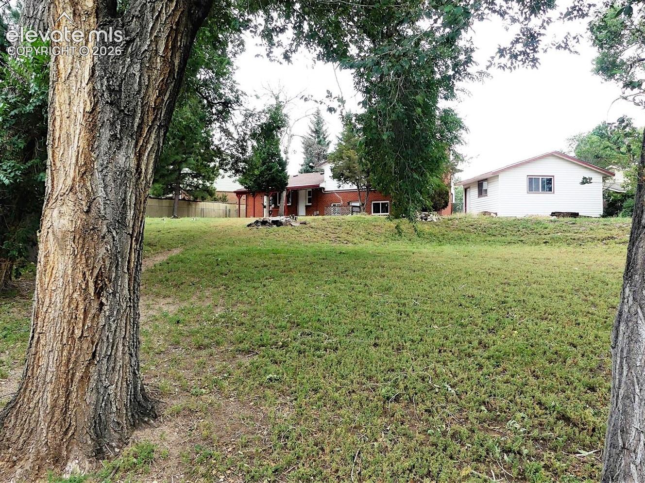 Listing photo 4 for 1104 Yosemite Drive