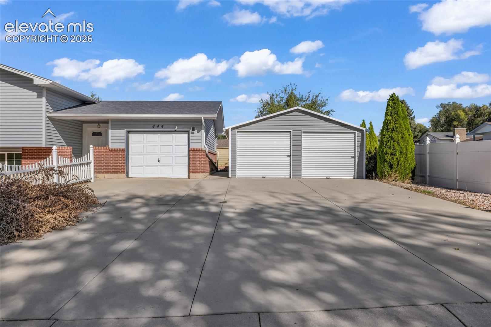 Listing photo 3 for 444 Eudora Street