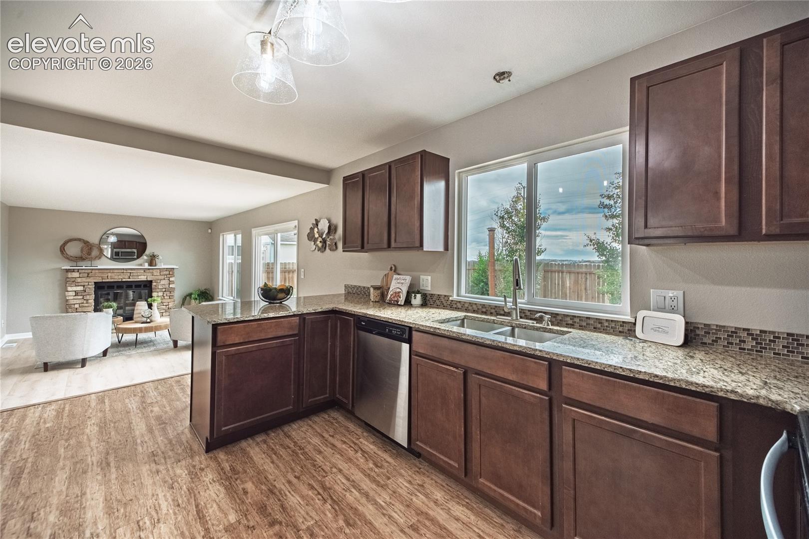 Listing photo 14 for 4325 Ramblewood Drive