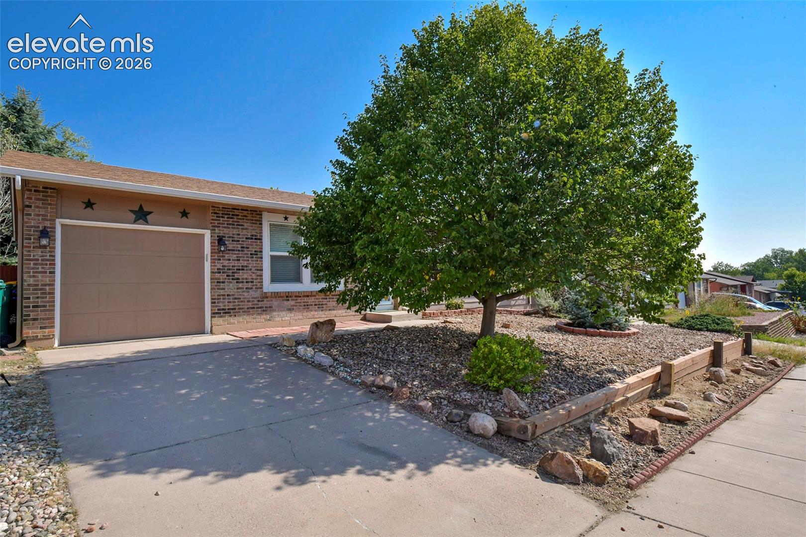Listing photo 3 for 6830 Parkridge Court