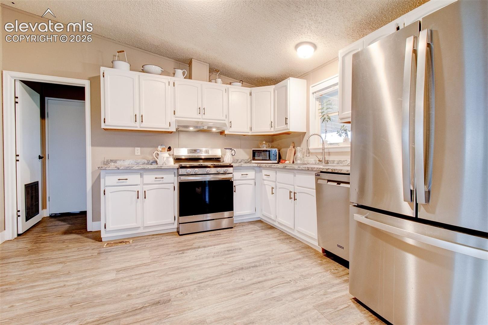 Listing photo 5 for 30255 Antioch Road