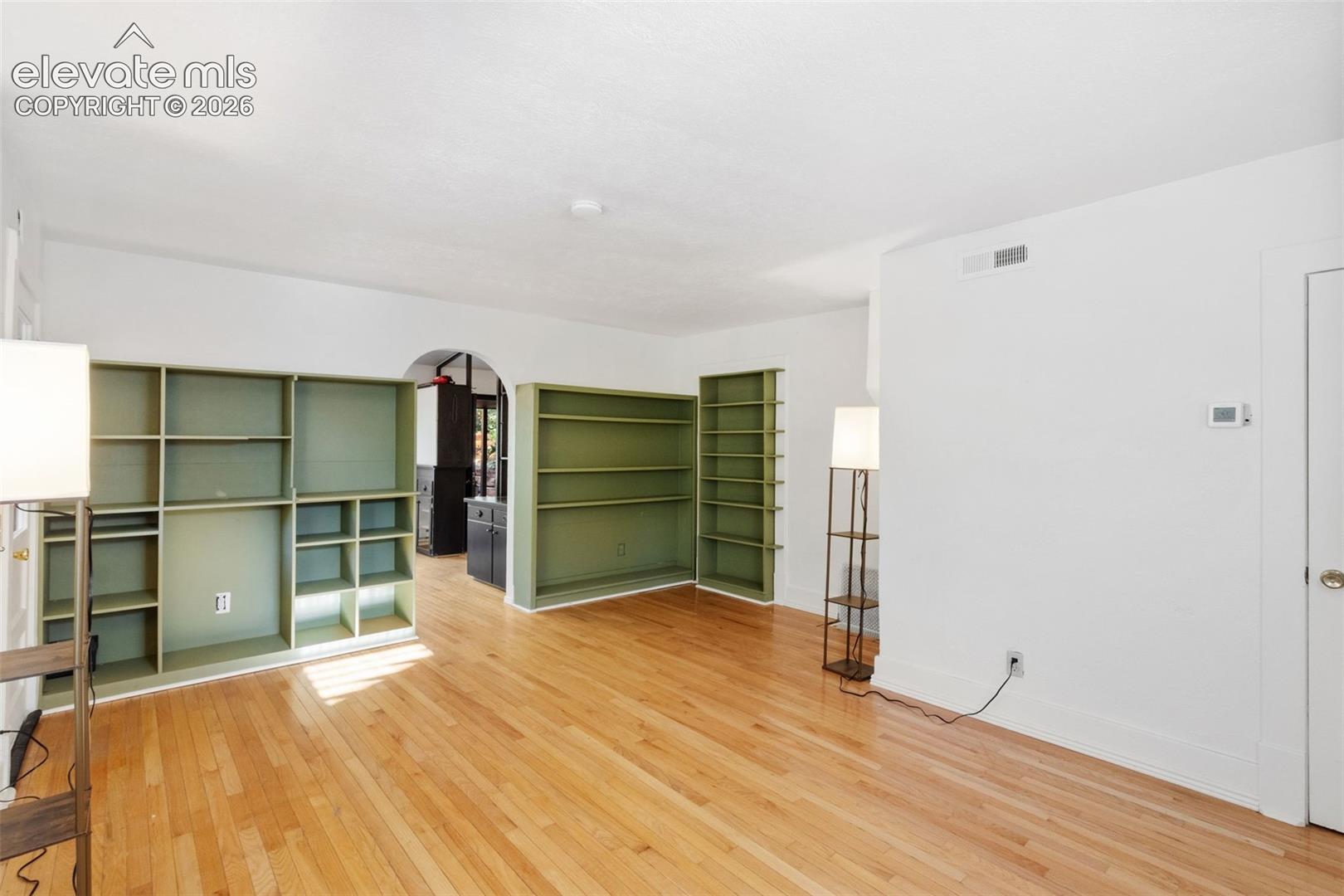 Listing photo 3 for 220 Illinois Avenue