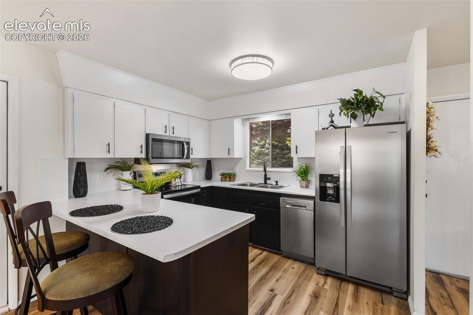 Listing photo 6 for 1818 Maplewood Drive
