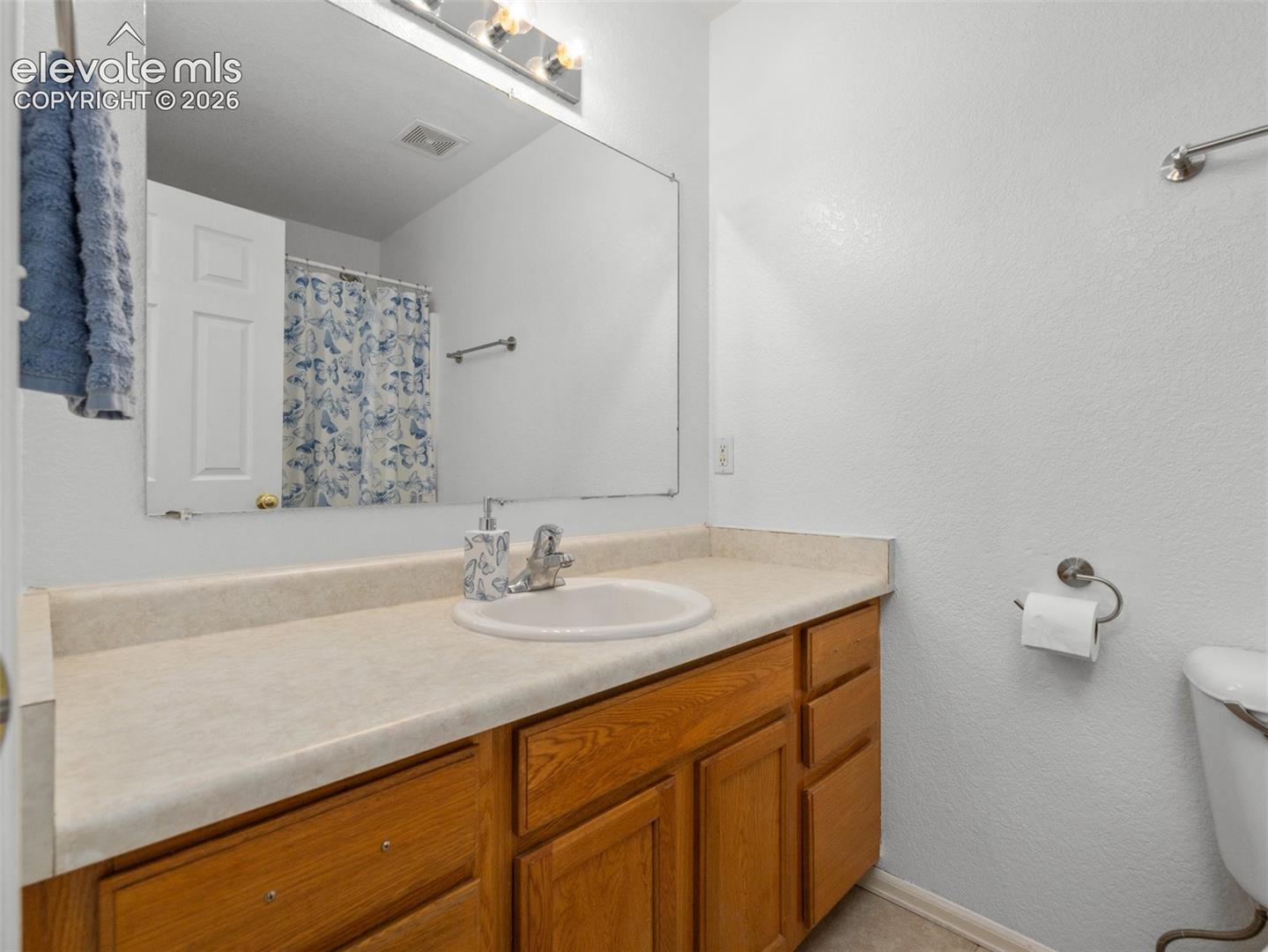 Listing photo 12 for 675 E McClave Drive