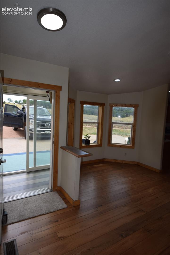 Listing photo 10 for 877 Maid Marian Drive