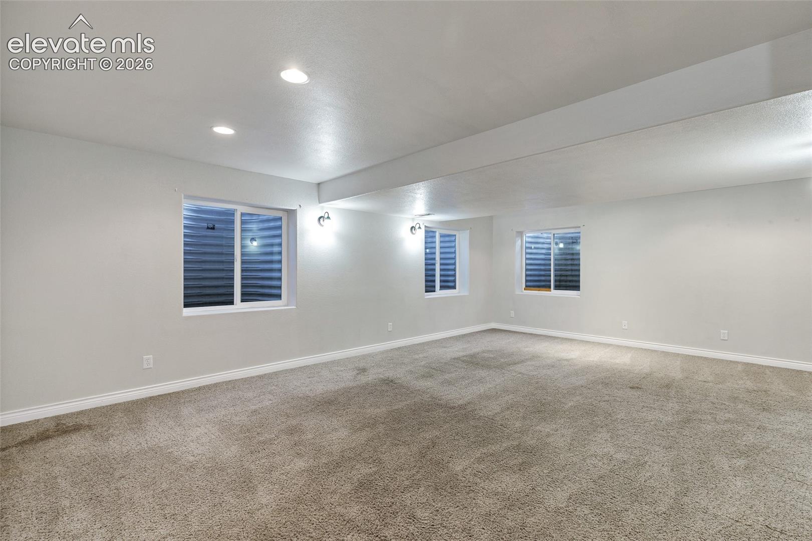 Listing photo 18 for 831 Merrimack River Way