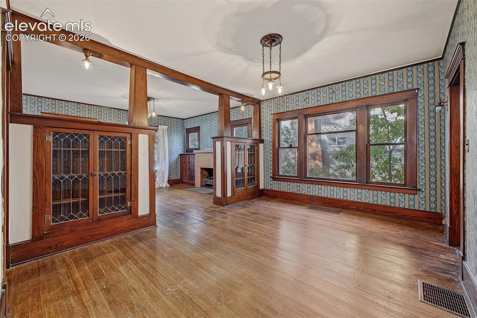 Listing photo 5 for 116 E Columbia Street