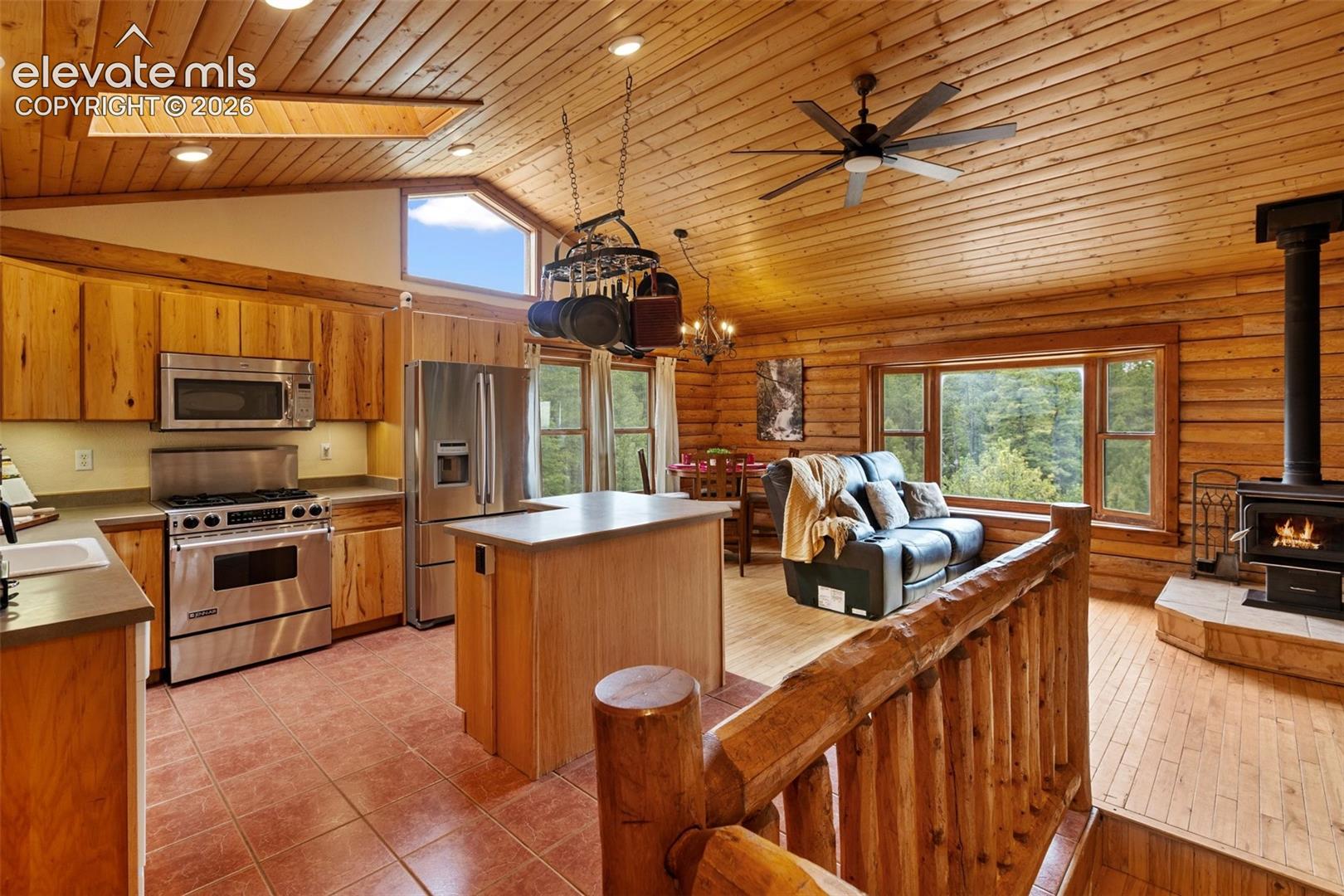 Listing photo 14 for 918 Douglas Fir Drive
