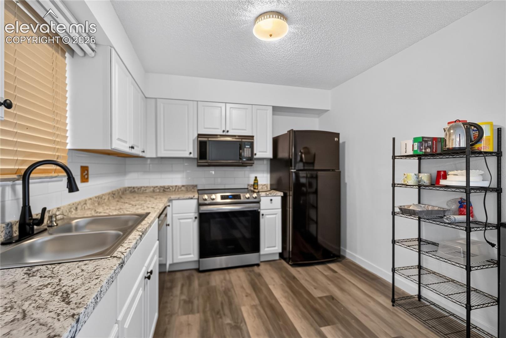 Listing photo 5 for 4850 Windward Circle