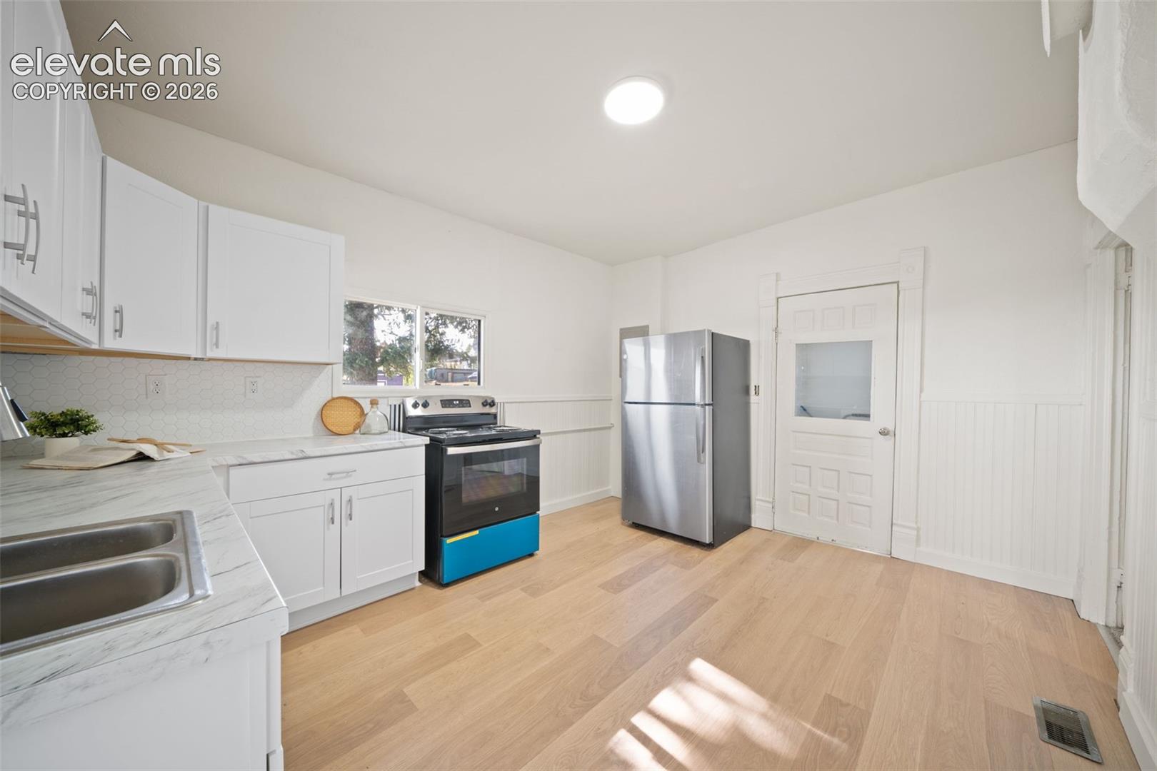 Listing photo 8 for 405 E Eaton Avenue