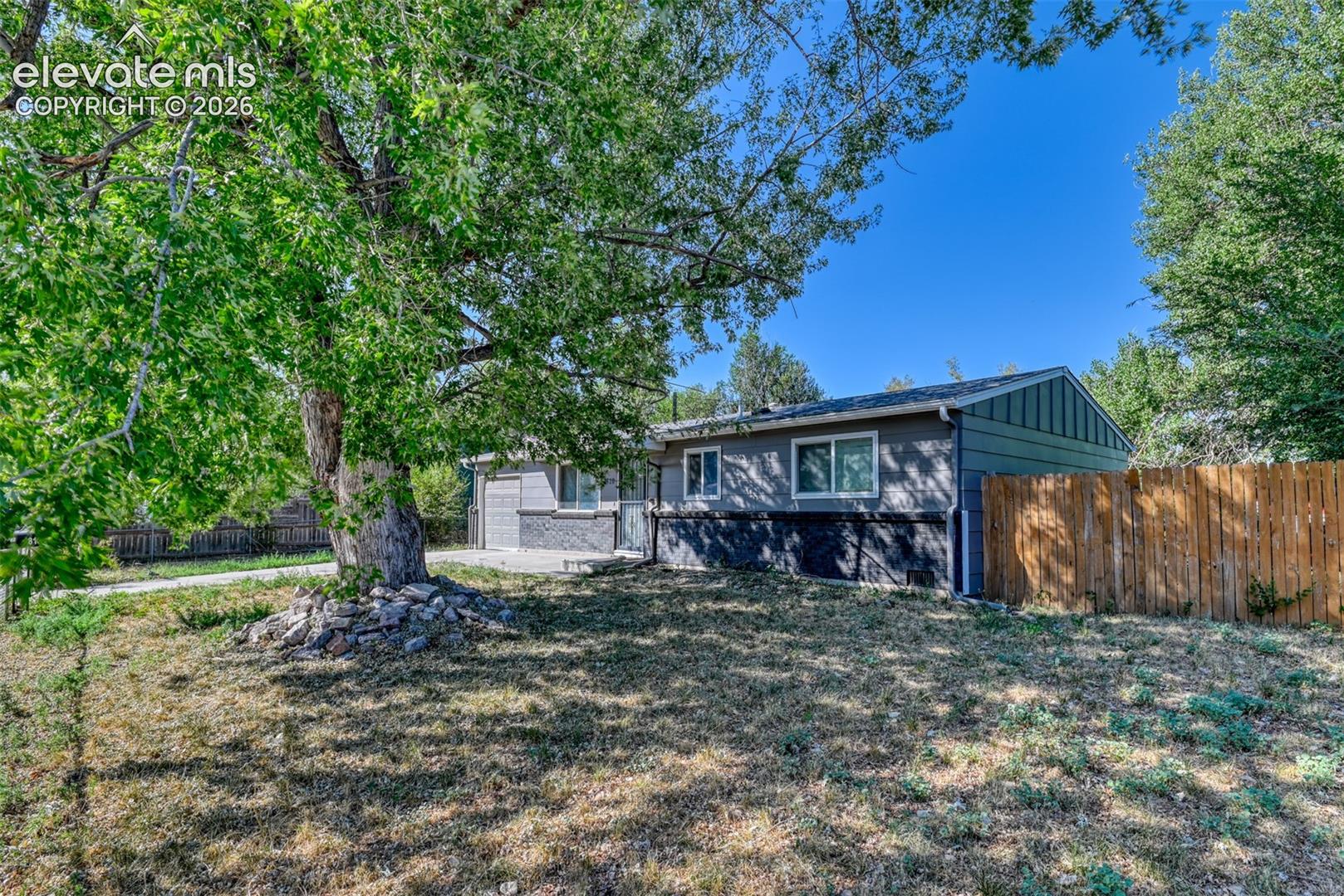 Listing photo 2 for 1810 Bonita Drive