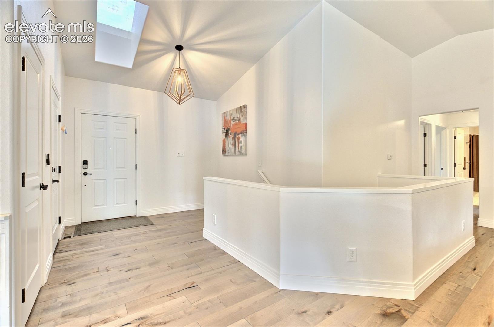 Listing photo 4 for 1825 Parkview Boulevard