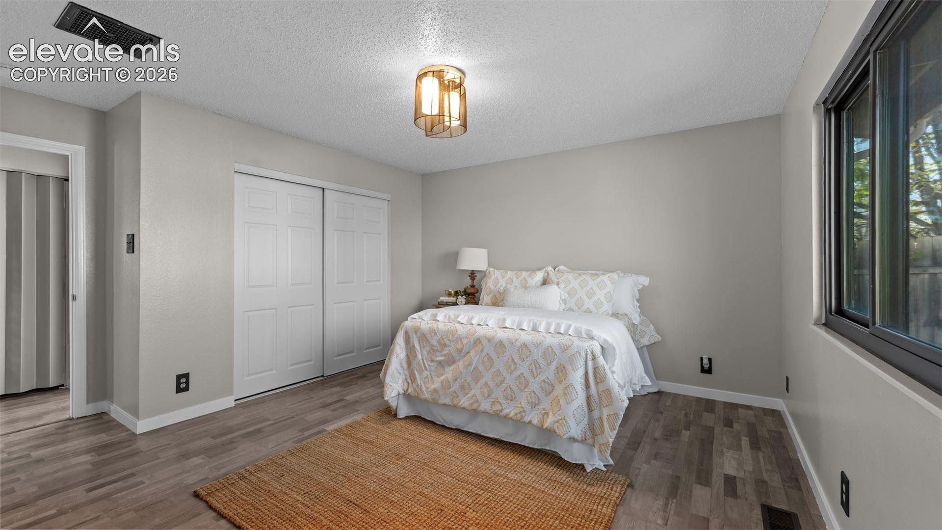 Listing photo 12 for 465 S Falcon Drive