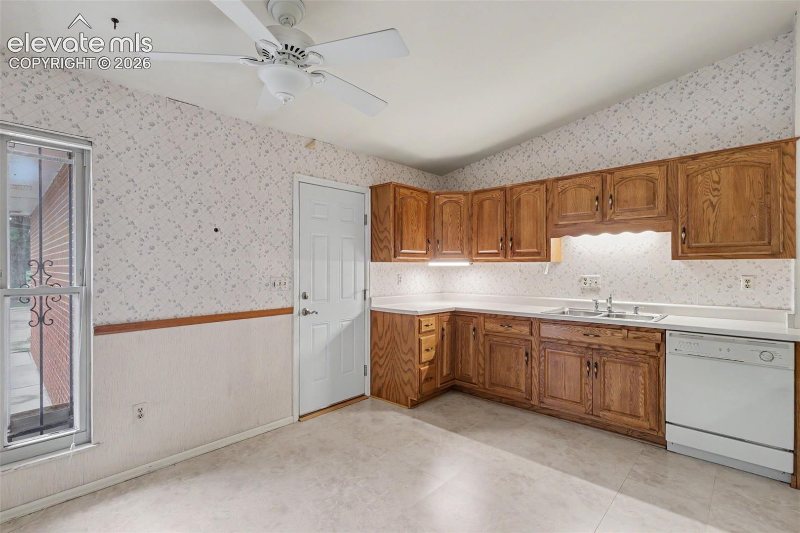 Listing photo 8 for 538 Lakewood Circle