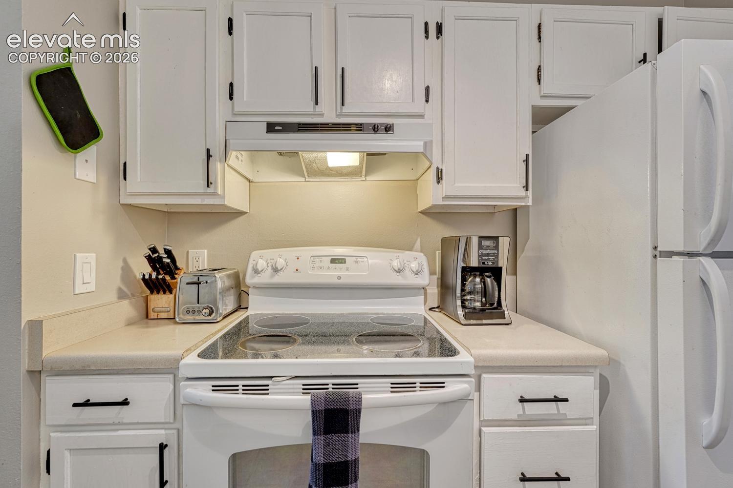 Listing photo 10 for 2121 Troy Court