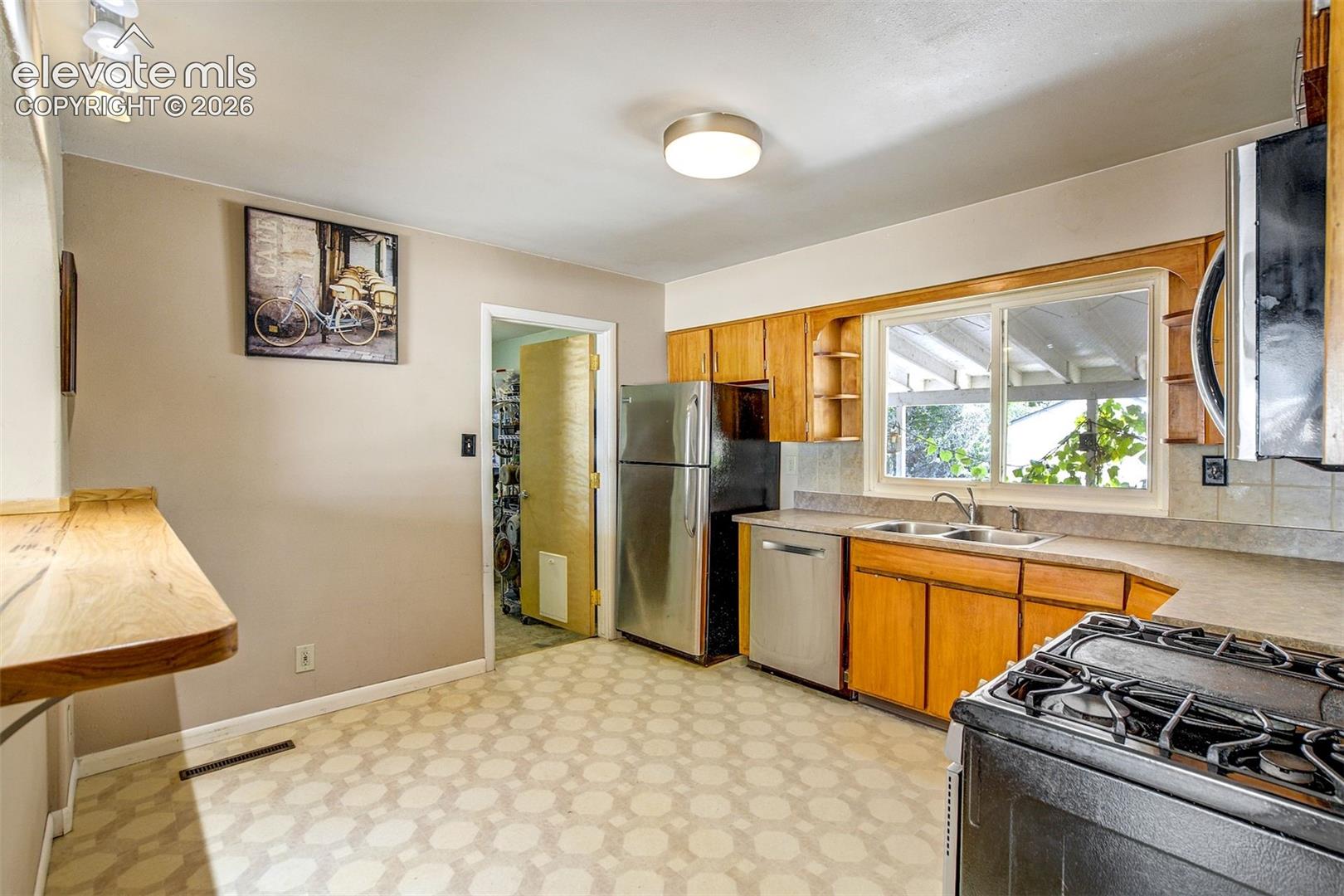 Listing photo 12 for 705 Grand Boulevard