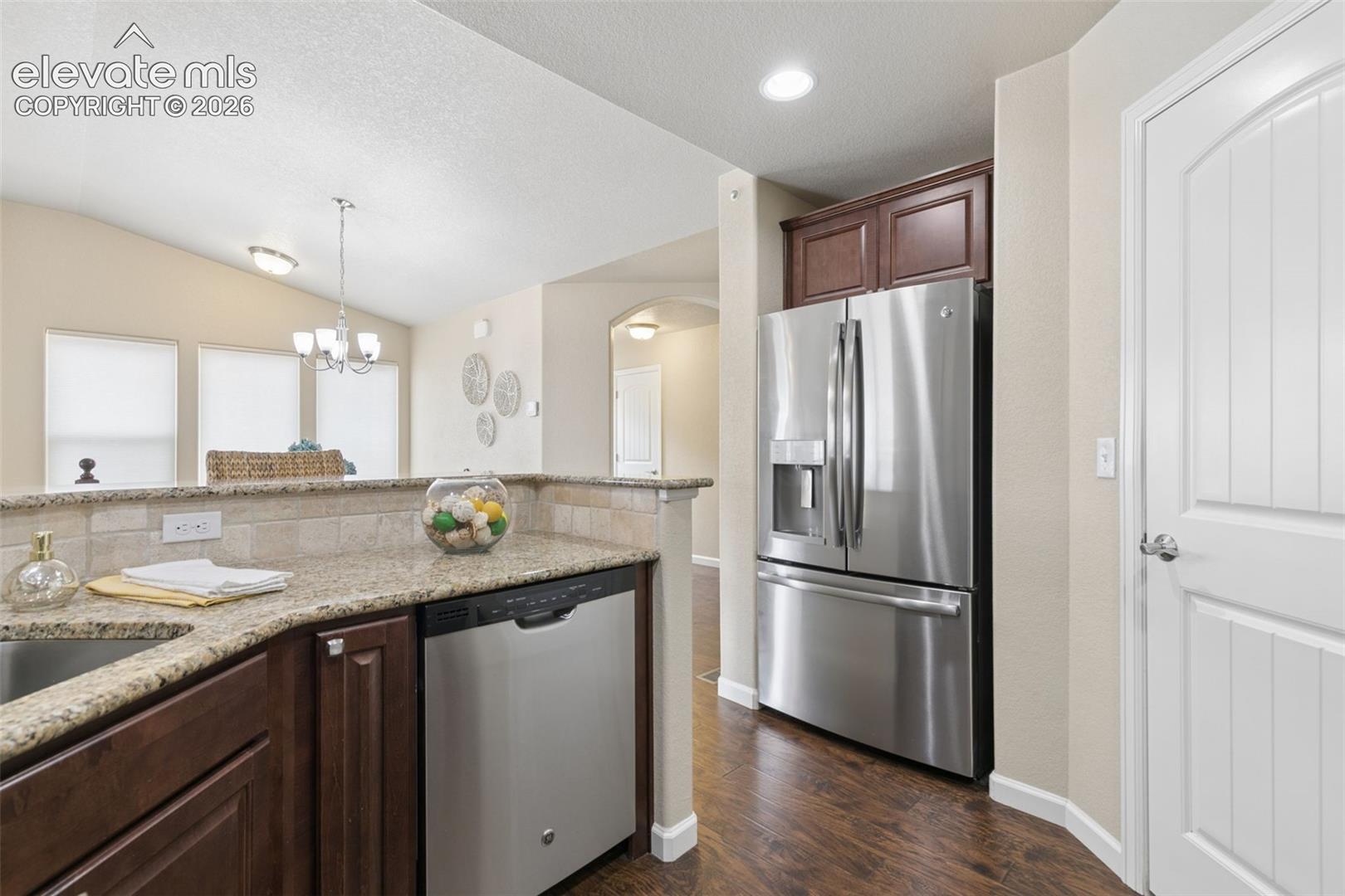 Listing photo 13 for 8042 Potentilla Grove