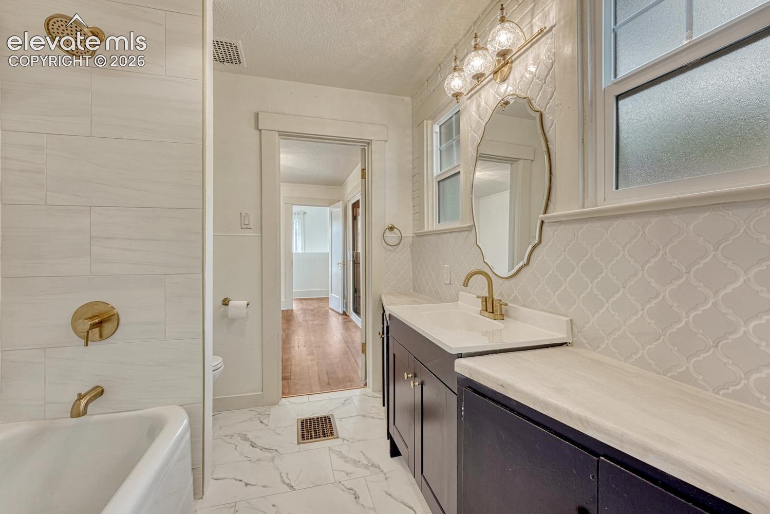 Listing photo 30 for 209 E Washington Street