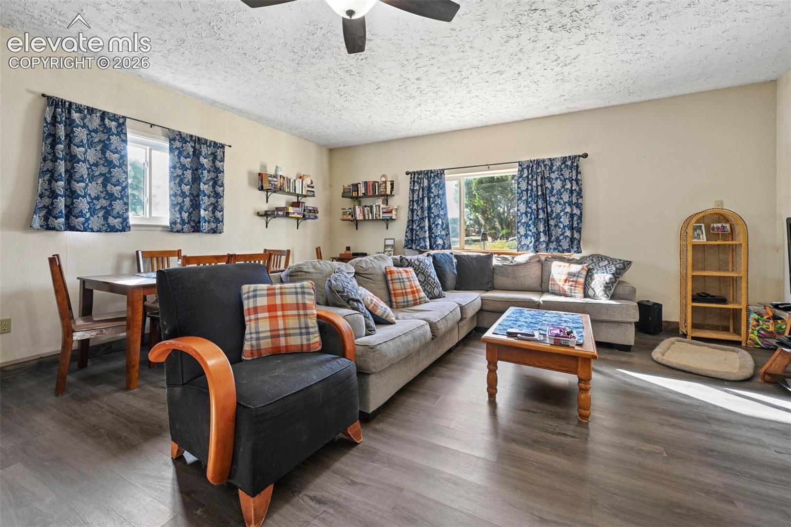 Listing photo 5 for 2041 Vinewood Lane