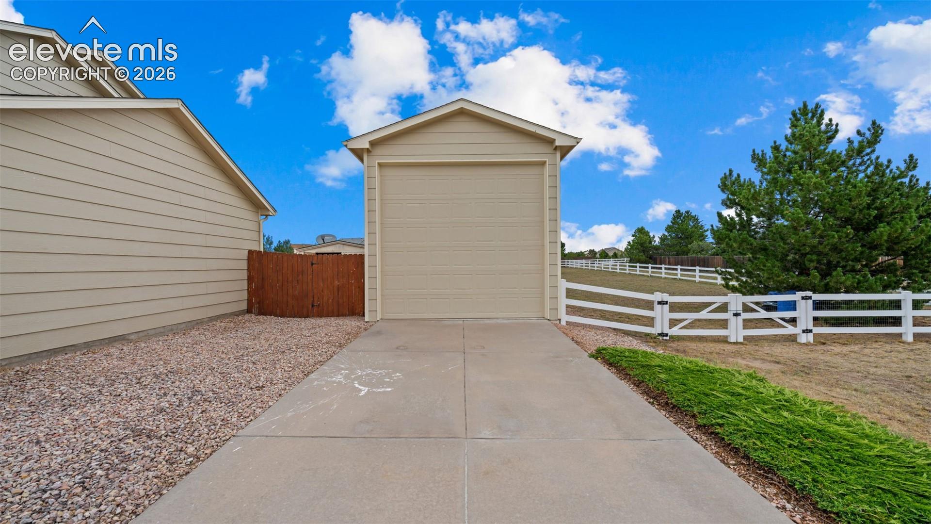 Listing photo 4 for 11854 Turney Road