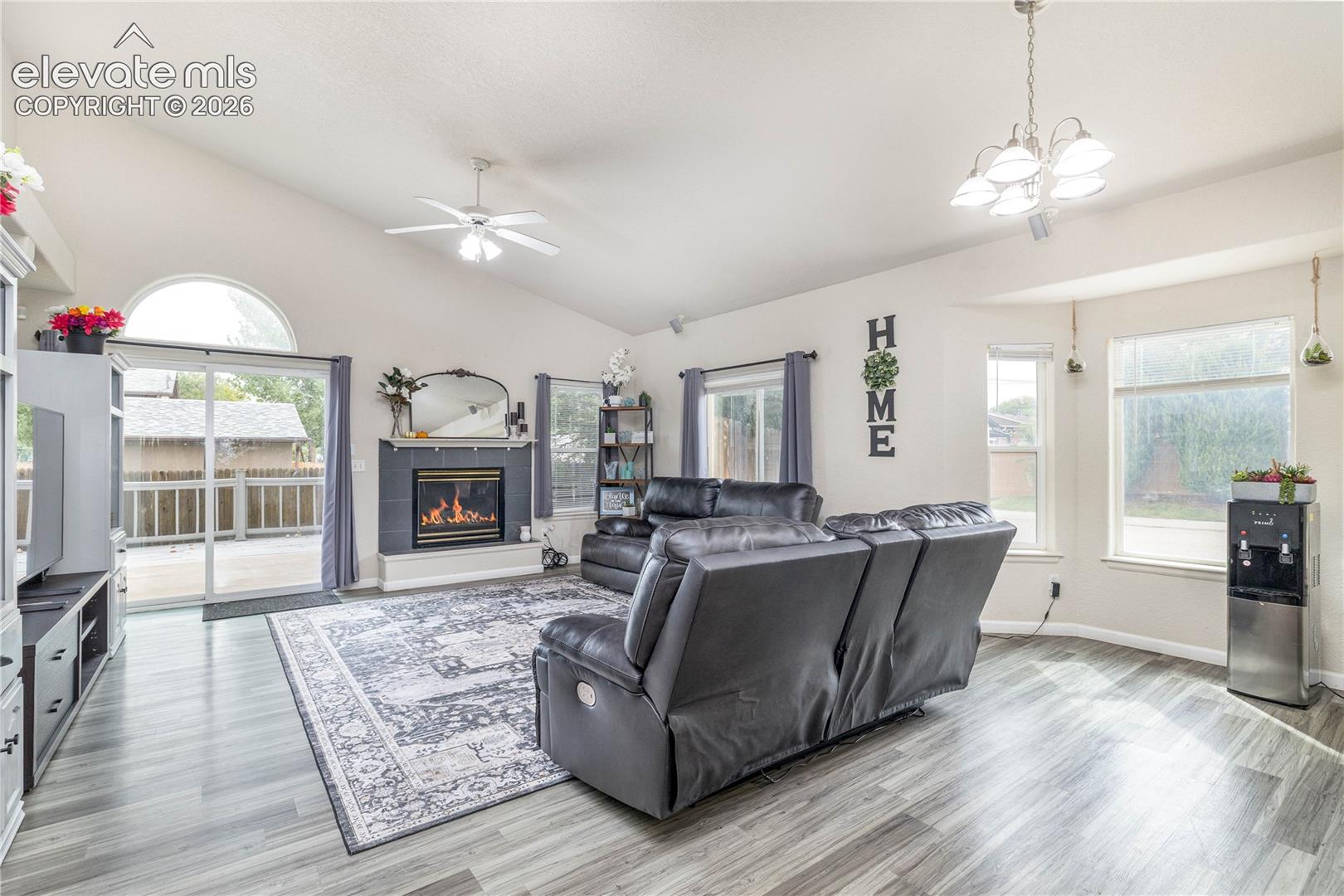 Listing photo 6 for 938 Cedarcrest Drive