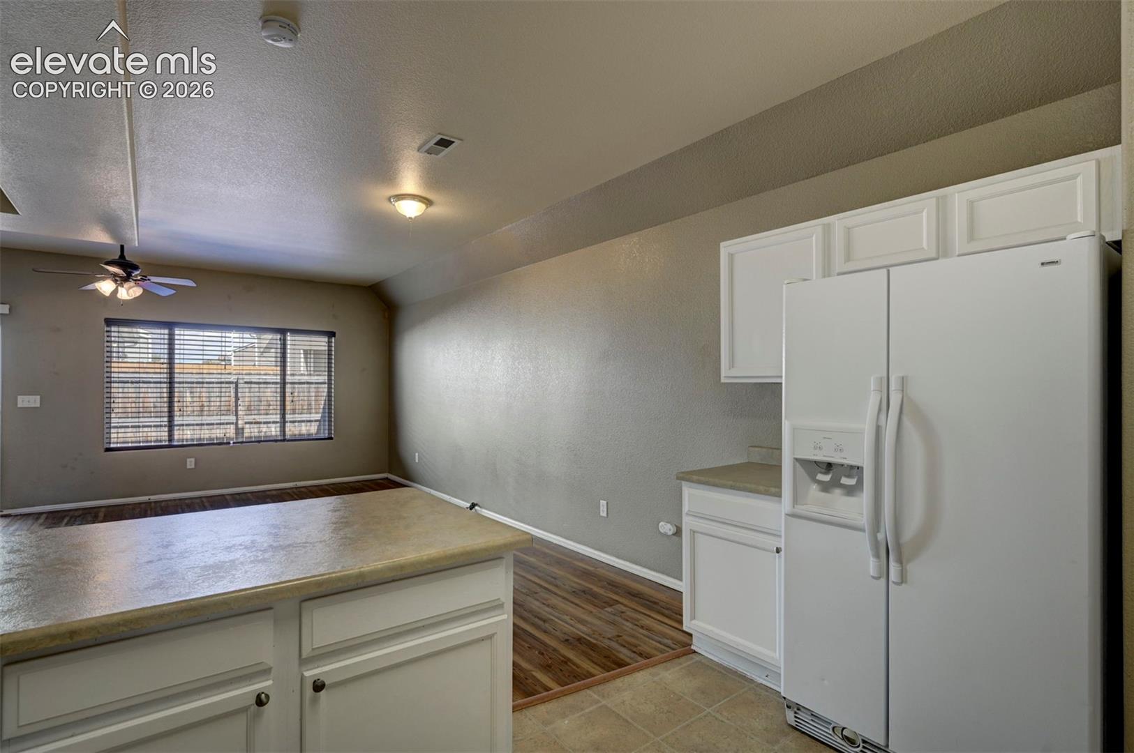 Listing photo 10 for 863 Red Thistle View