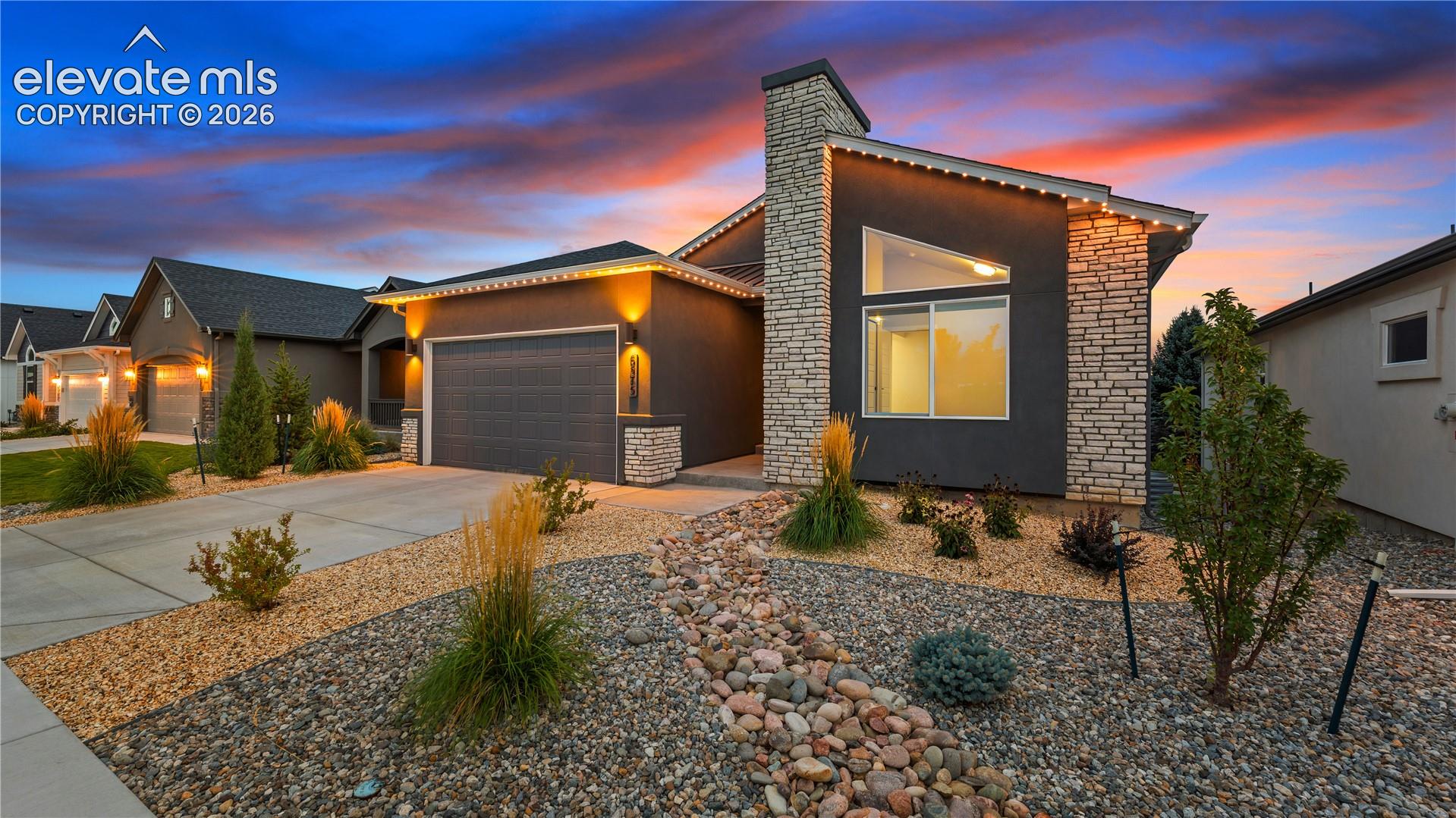 Listing photo 2 for 6575 Vistancia Avenue