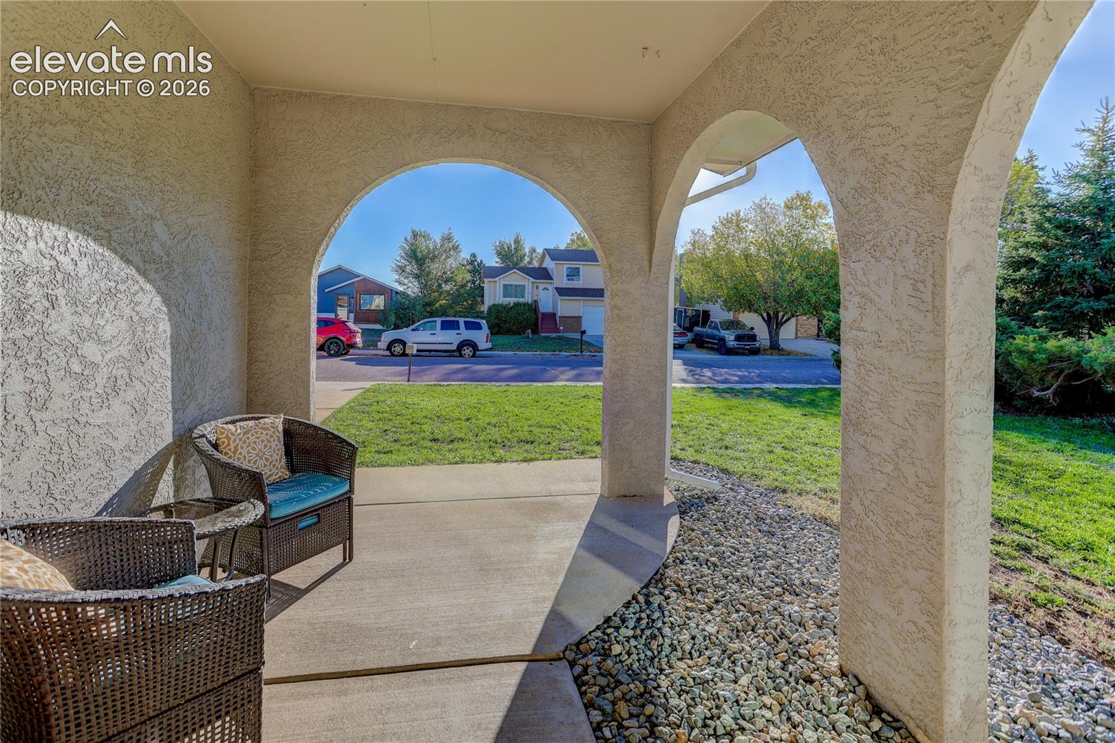 Listing photo 2 for 2250 Heathercrest Drive