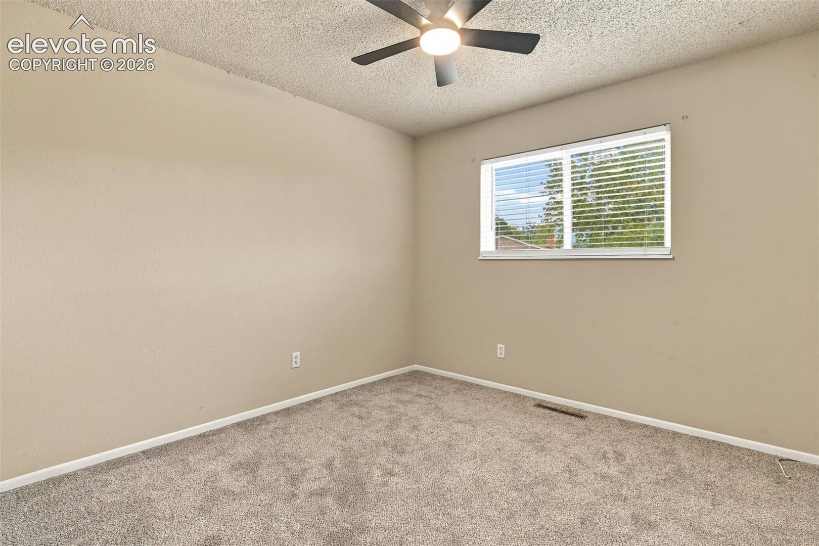 Listing photo 7 for 1070 Applewood Drive