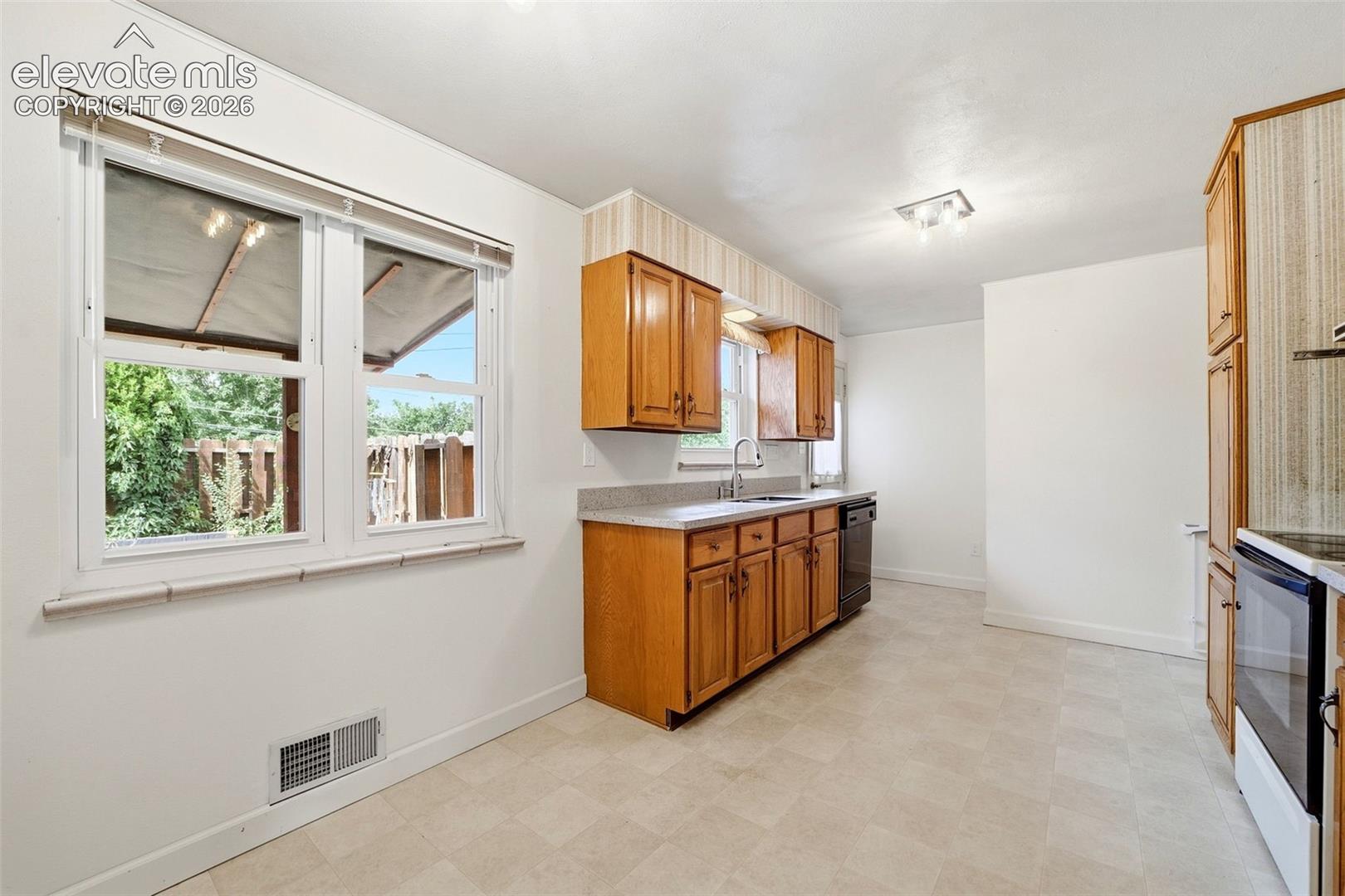 Listing photo 12 for 1406 Iowa Avenue