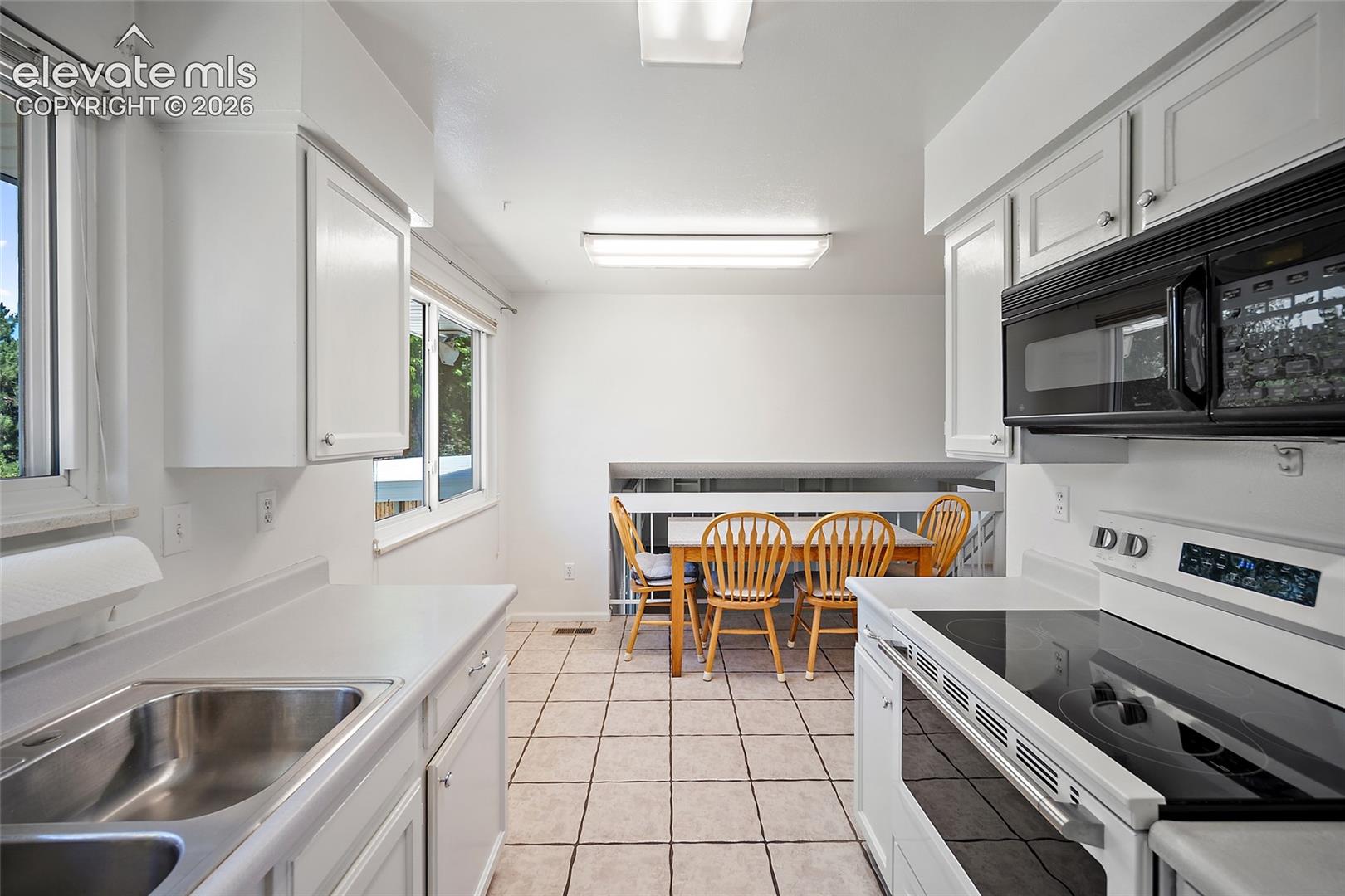 Listing photo 14 for 4695 W Stanford Avenue