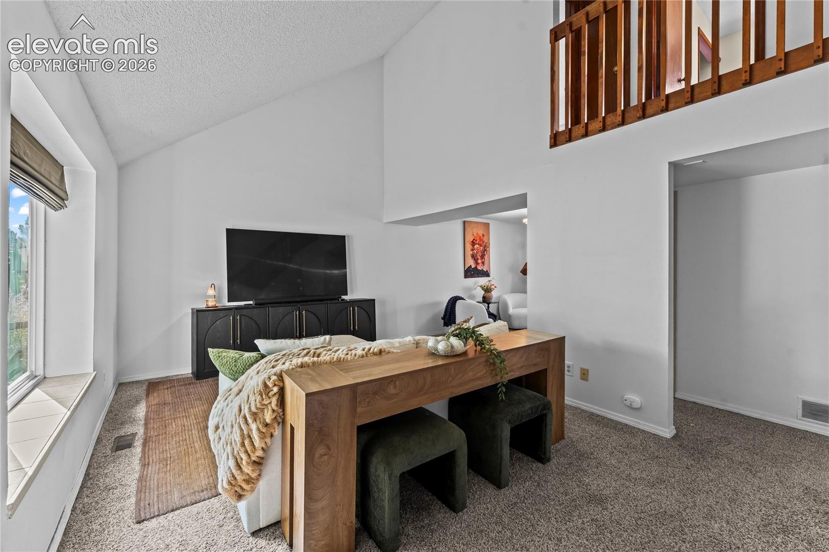 Listing photo 4 for 5870 Pemberton Way