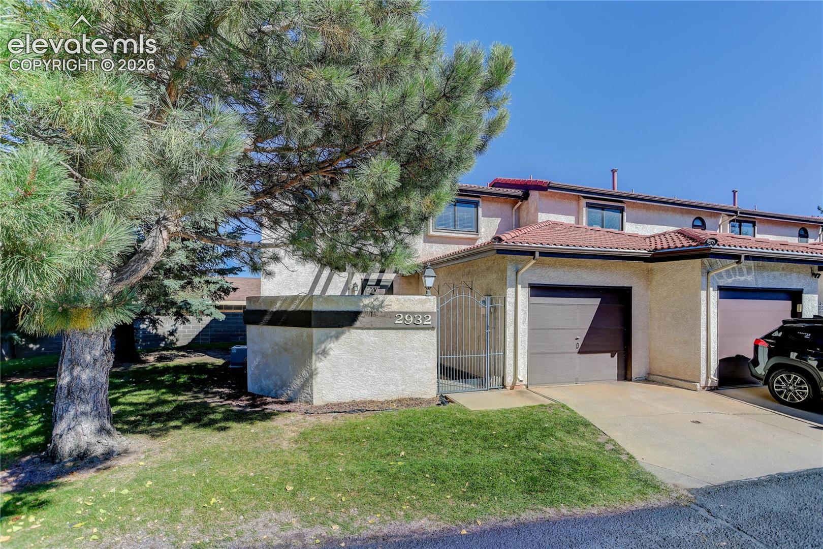 Listing photo 2 for 2932 Camino Cielo Court