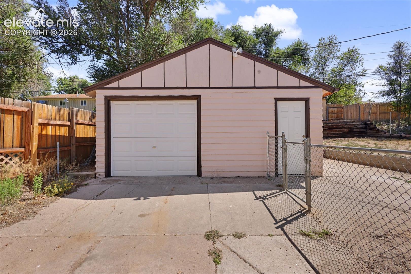 Listing photo 33 for 105 Linden Drive