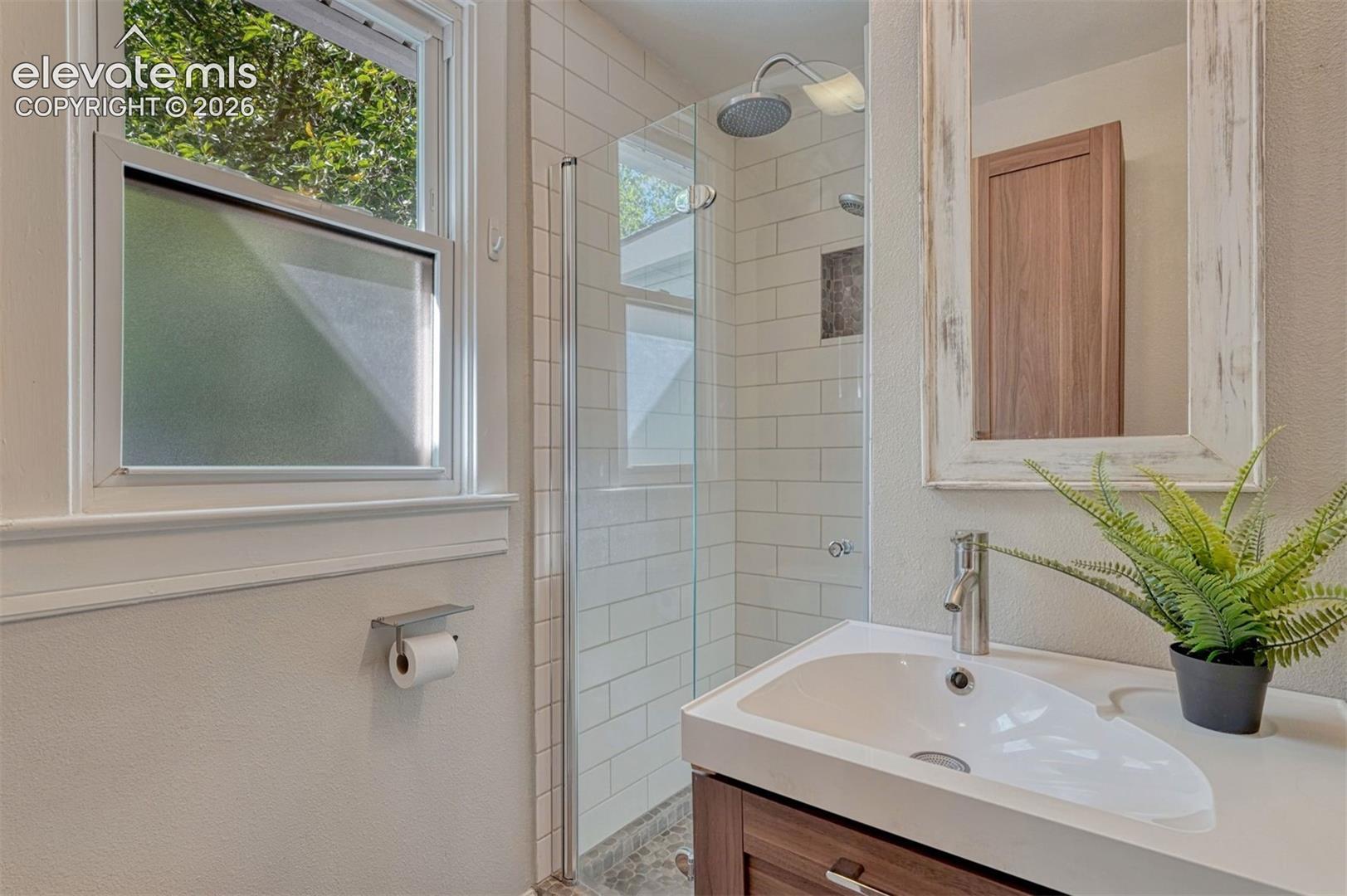 Listing photo 13 for 1725 W Cucharras Street