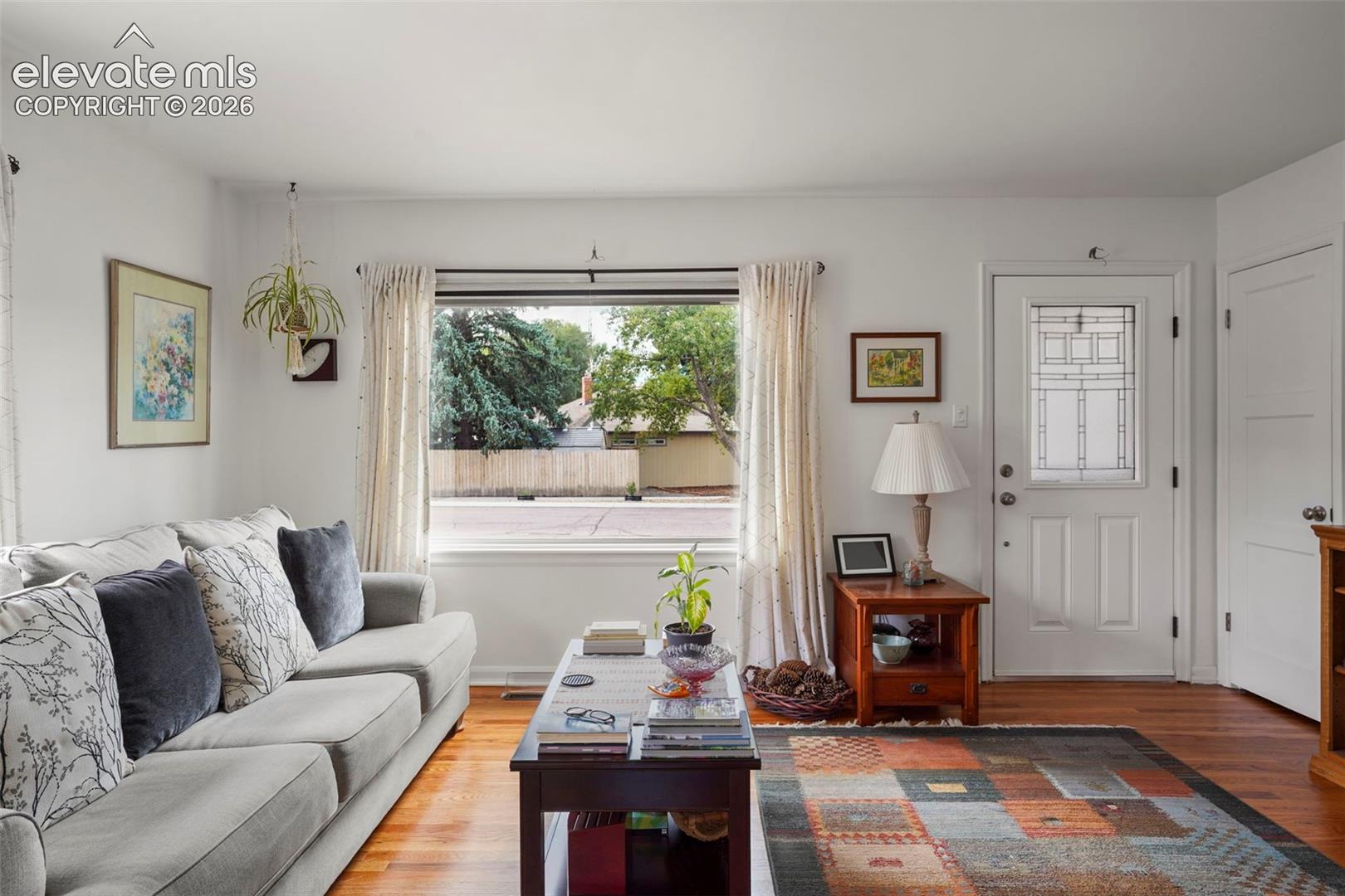 Listing photo 5 for 708 E La Salle Street