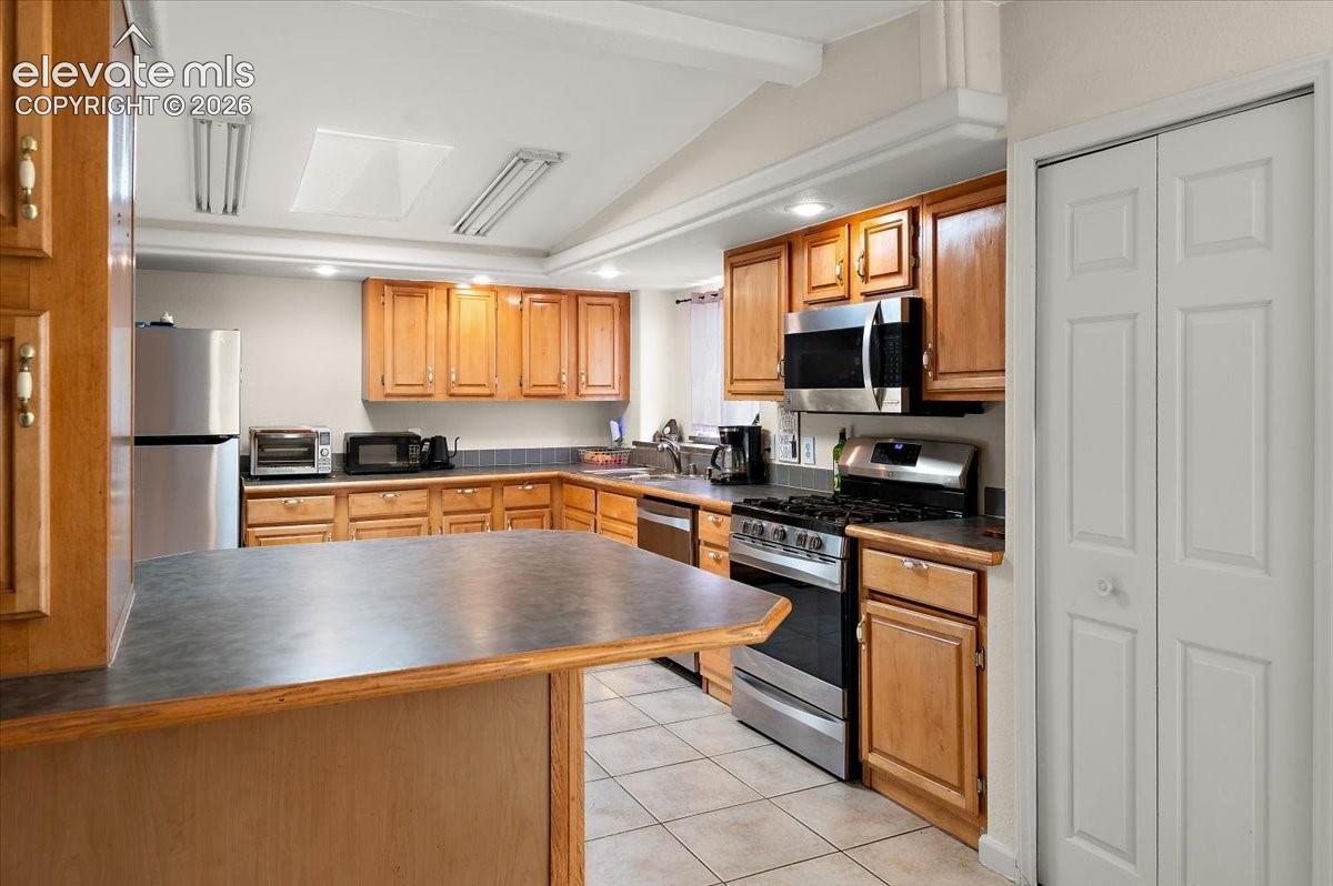 Listing photo 7 for 544 N Raymont Drive