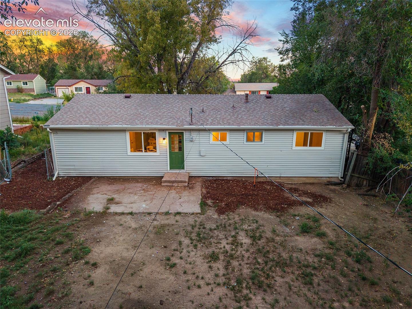 Listing photo 6 for 3928 E Pikes Peak Avenue