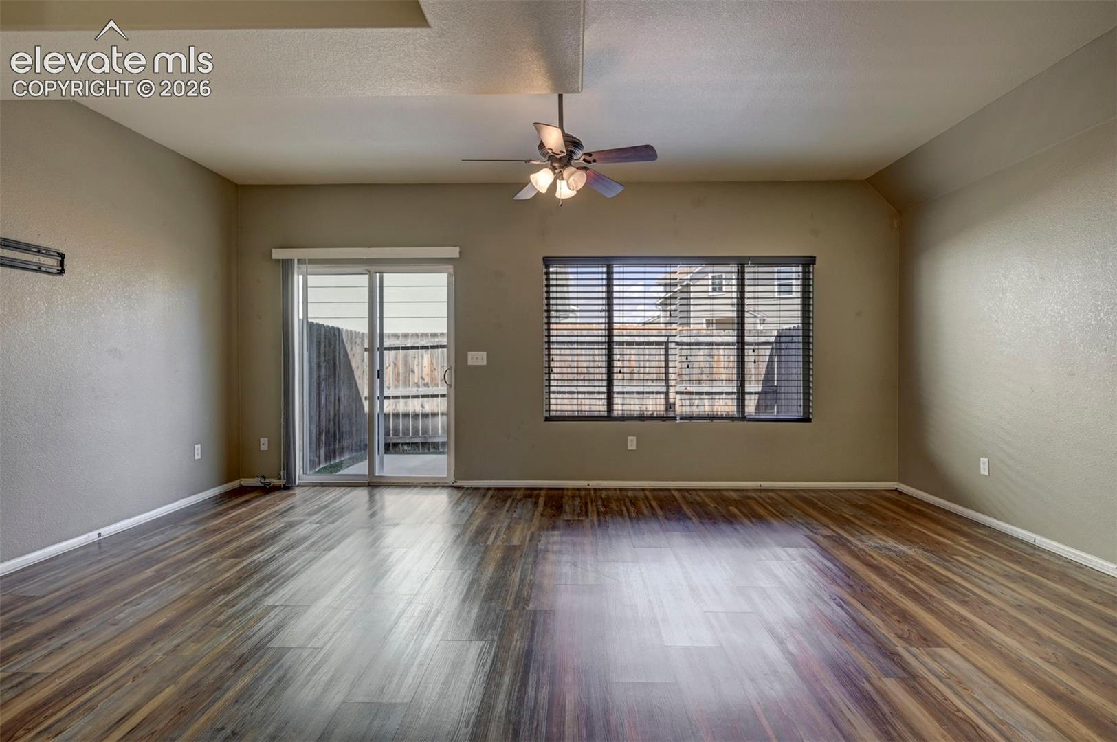 Listing photo 2 for 863 Red Thistle View