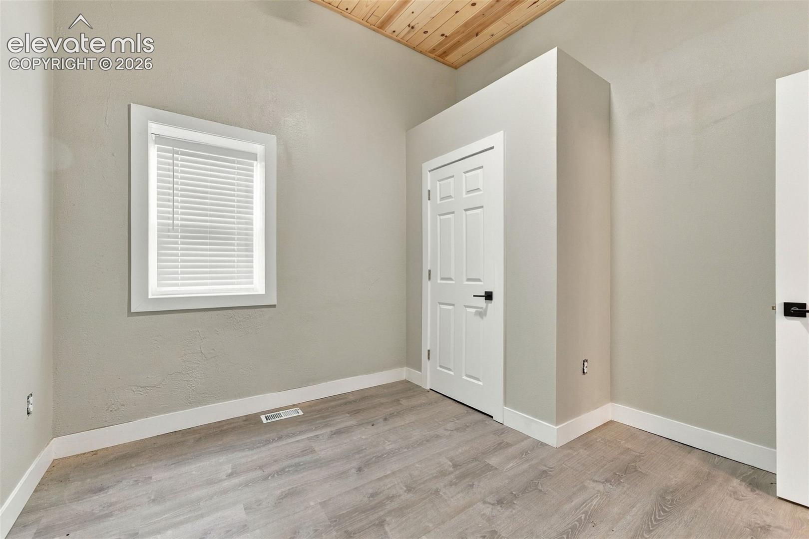 Listing photo 12 for 412 E St Vrain Street