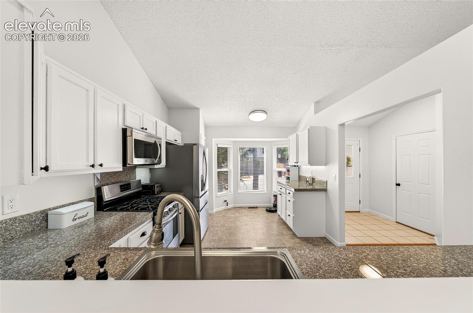 Listing photo 7 for 924 White Stone Way