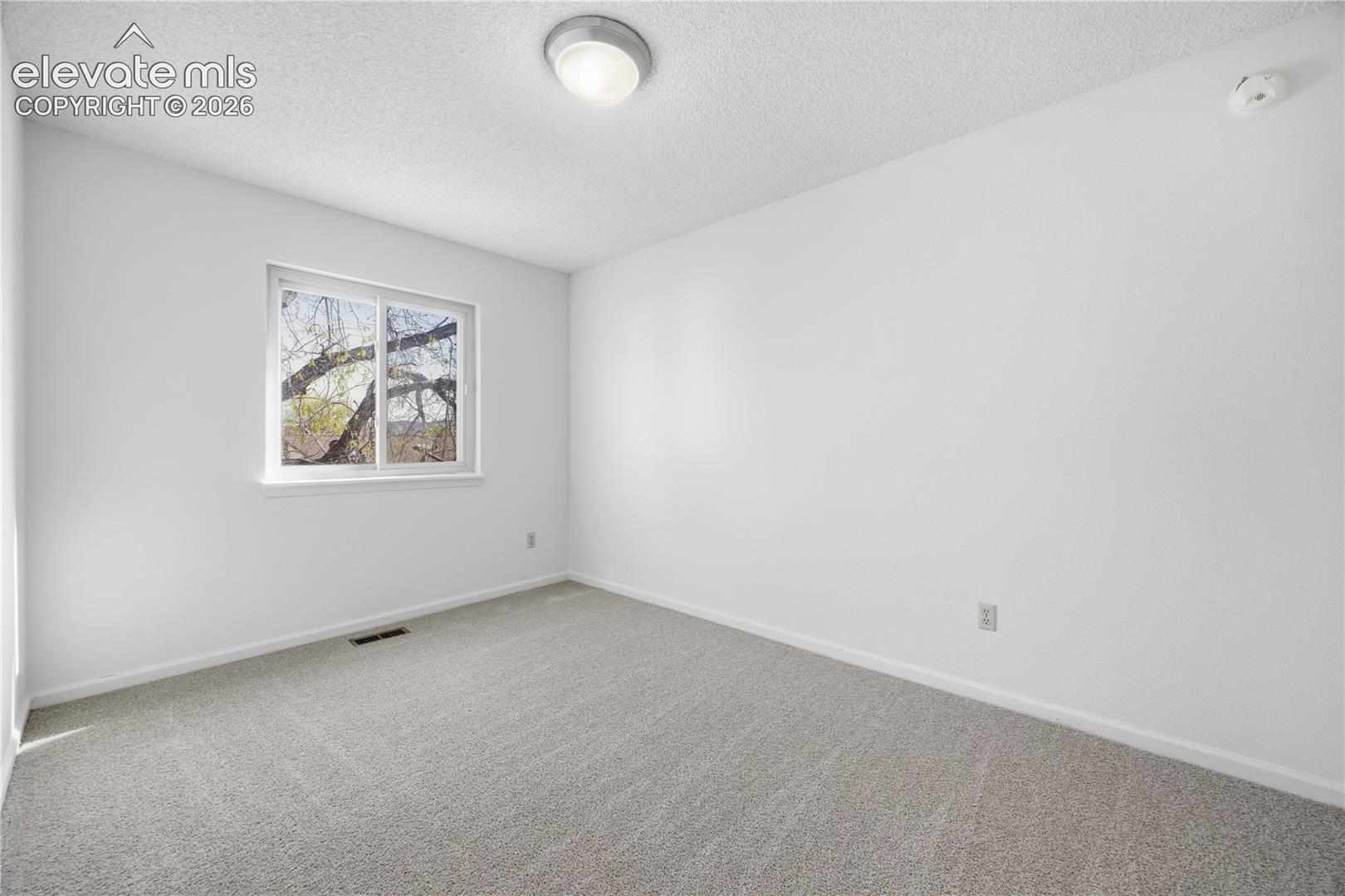 Listing photo 13 for 912 Amsterdam Drive