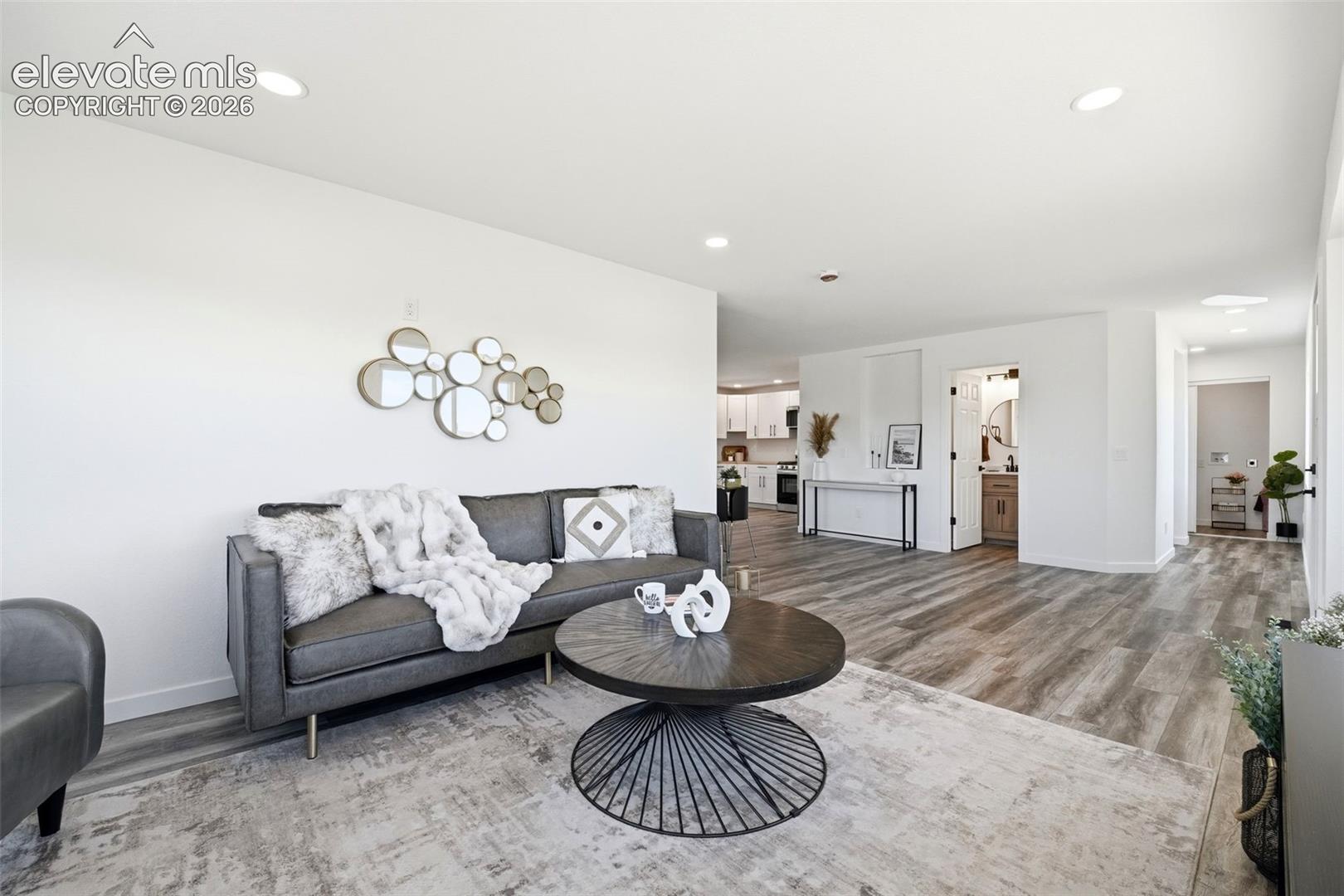 Listing photo 3 for 1361 S Tonalea Drive