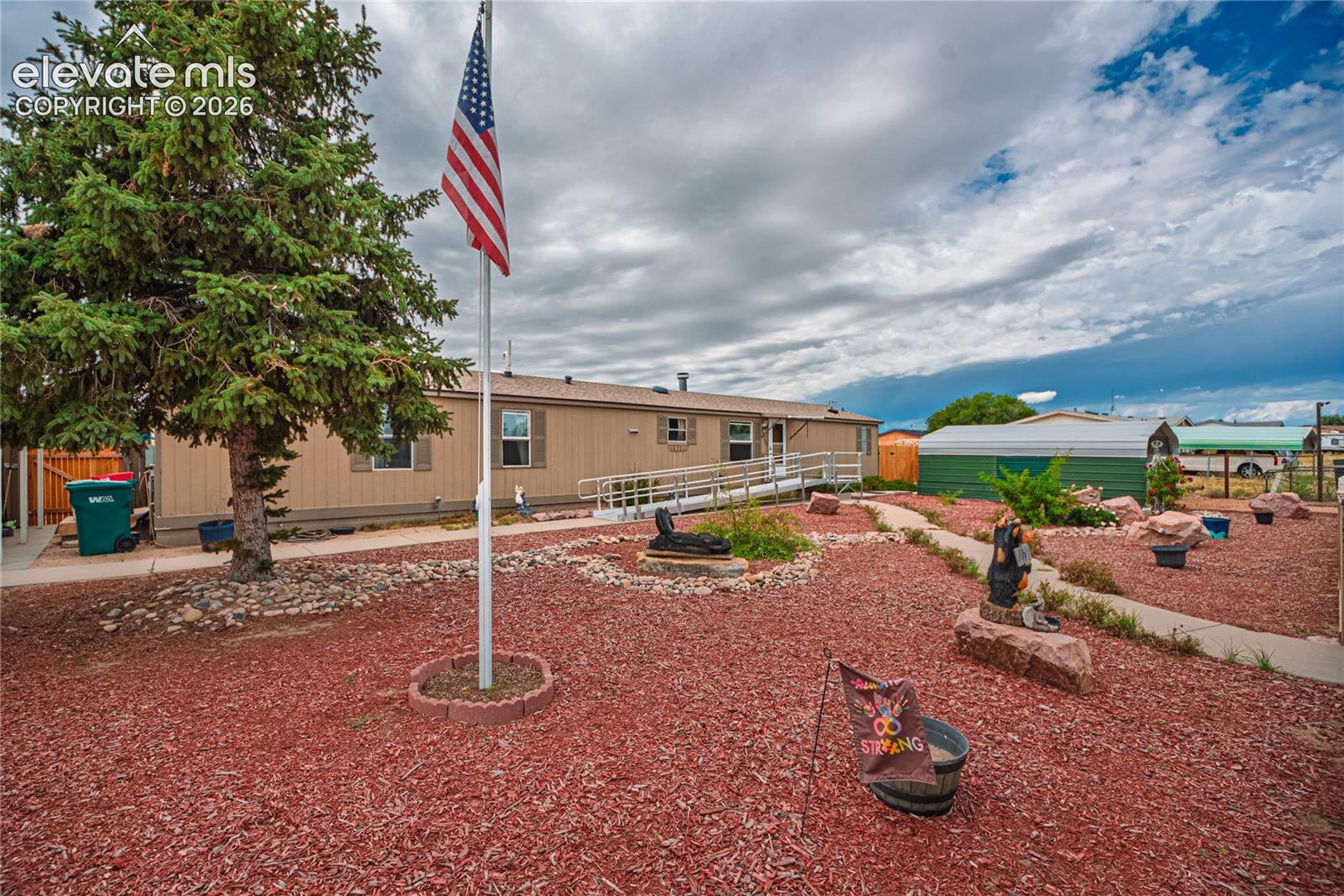 Listing photo 4 for 23735 Fleet Street