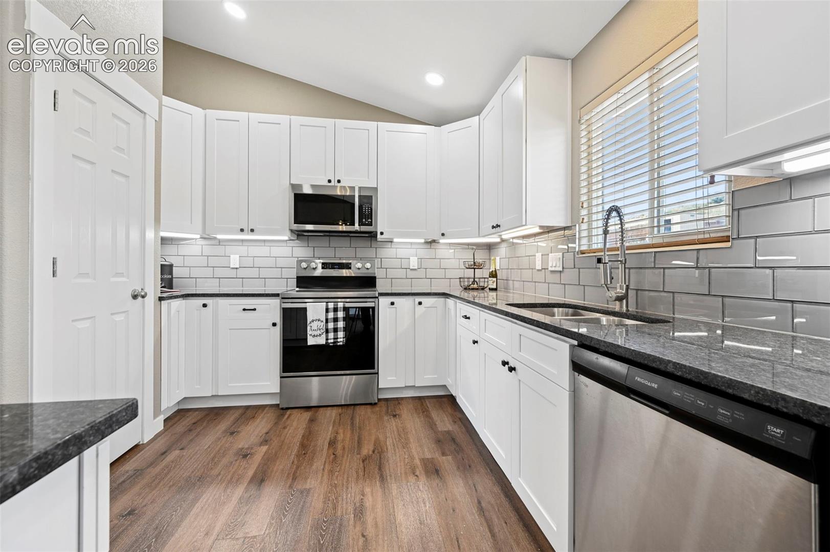 Listing photo 6 for 1276 Livingston Avenue