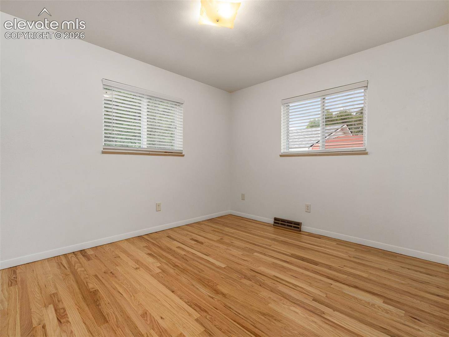 Listing photo 16 for 321 W Adams Avenue