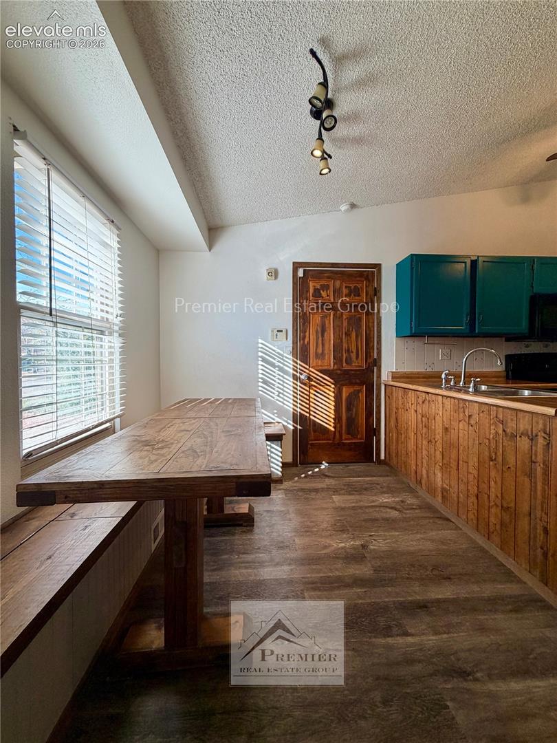 1055 Table Top Terrace, photo 6