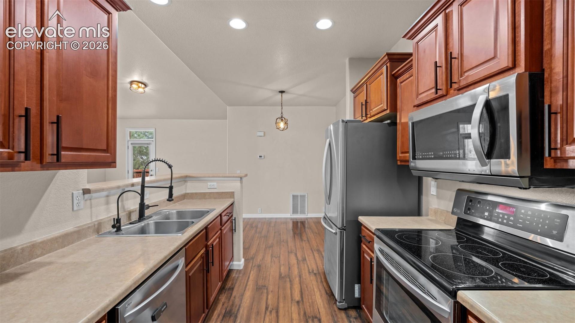 Listing photo 3 for 7514 Jaoul Point